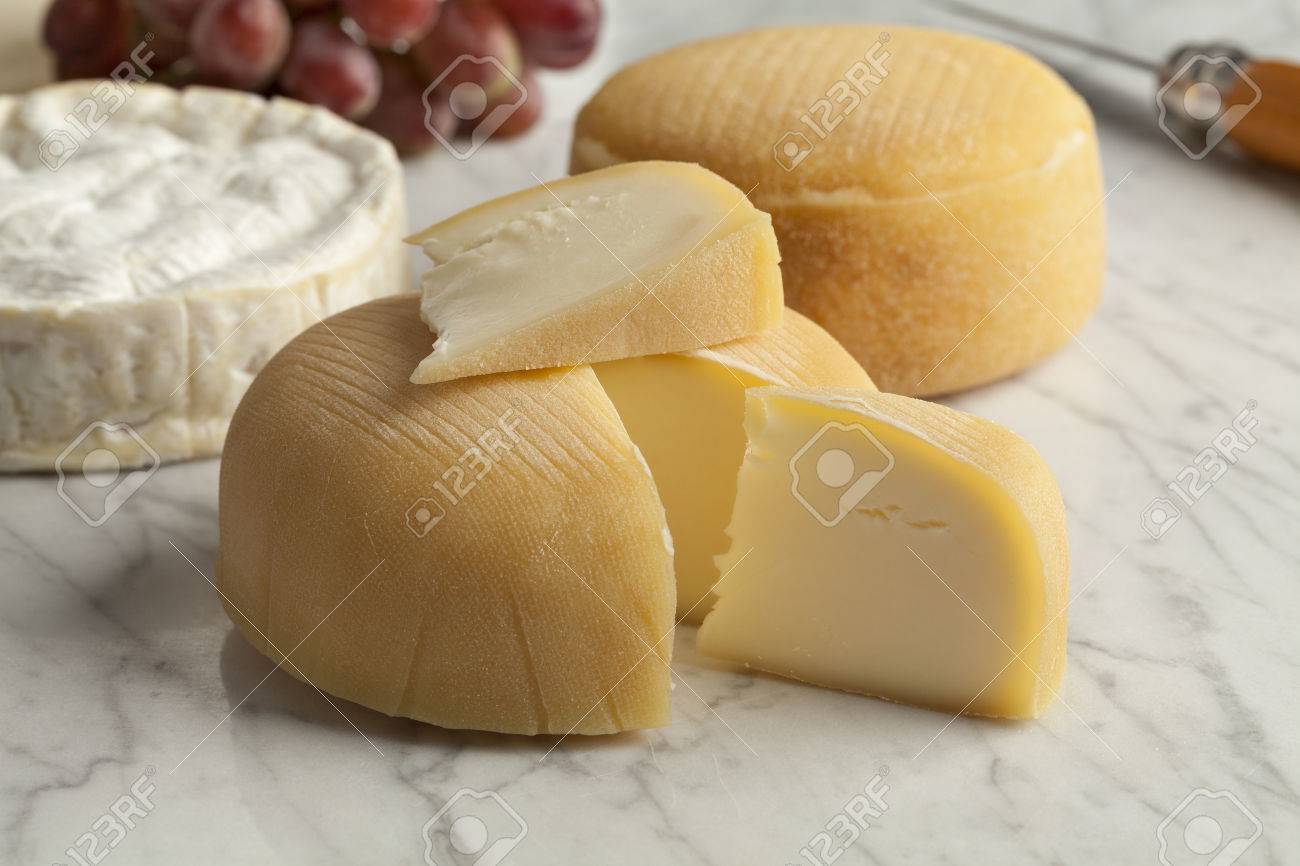 Plateau De Fromages Francais Au Camembert Chaussee Aux Moines Et Raisins En Dessert Banque D Images Et Photos Libres De Droits Image 48048493