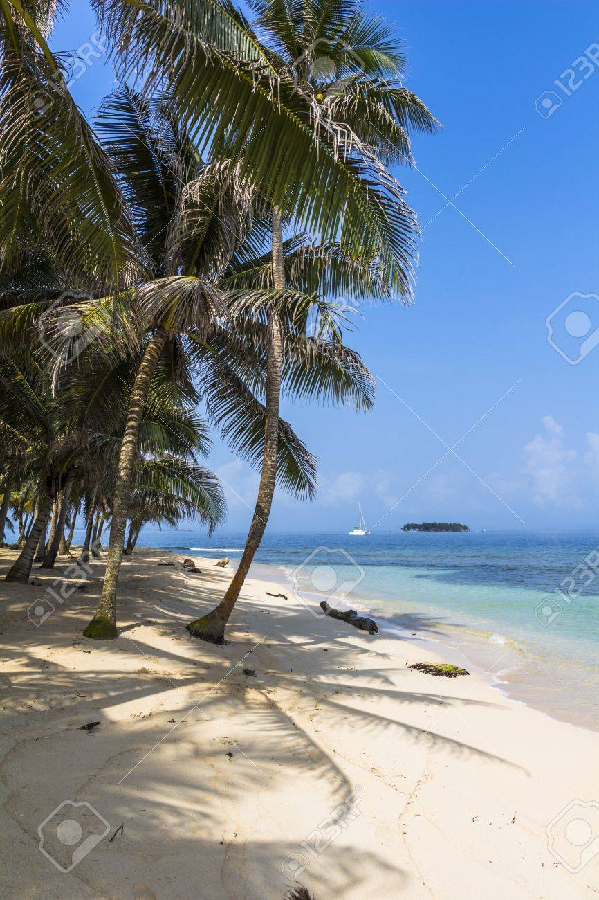 小さな 素晴らしいカリブ海の島 イスラ香り サンブラス諸島 パナマを探索 の写真素材 画像素材 Image