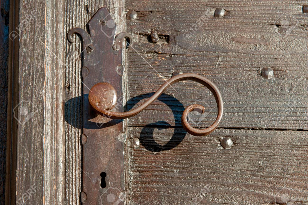 古いドアのドアに鍵をかける の写真素材 画像素材 Image