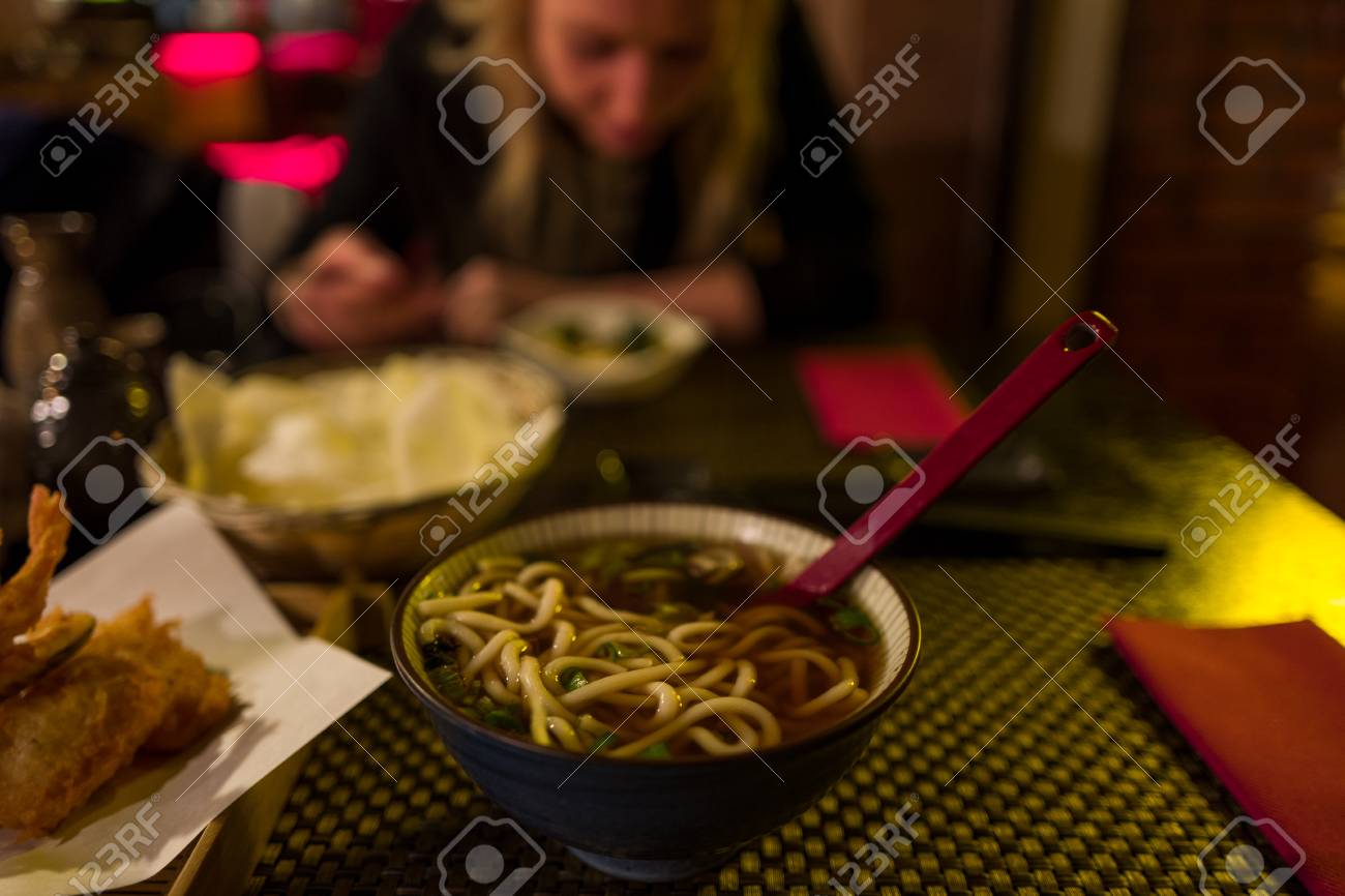 金髪の女の子と日本食レストランでラーメン の写真素材 画像素材 Image