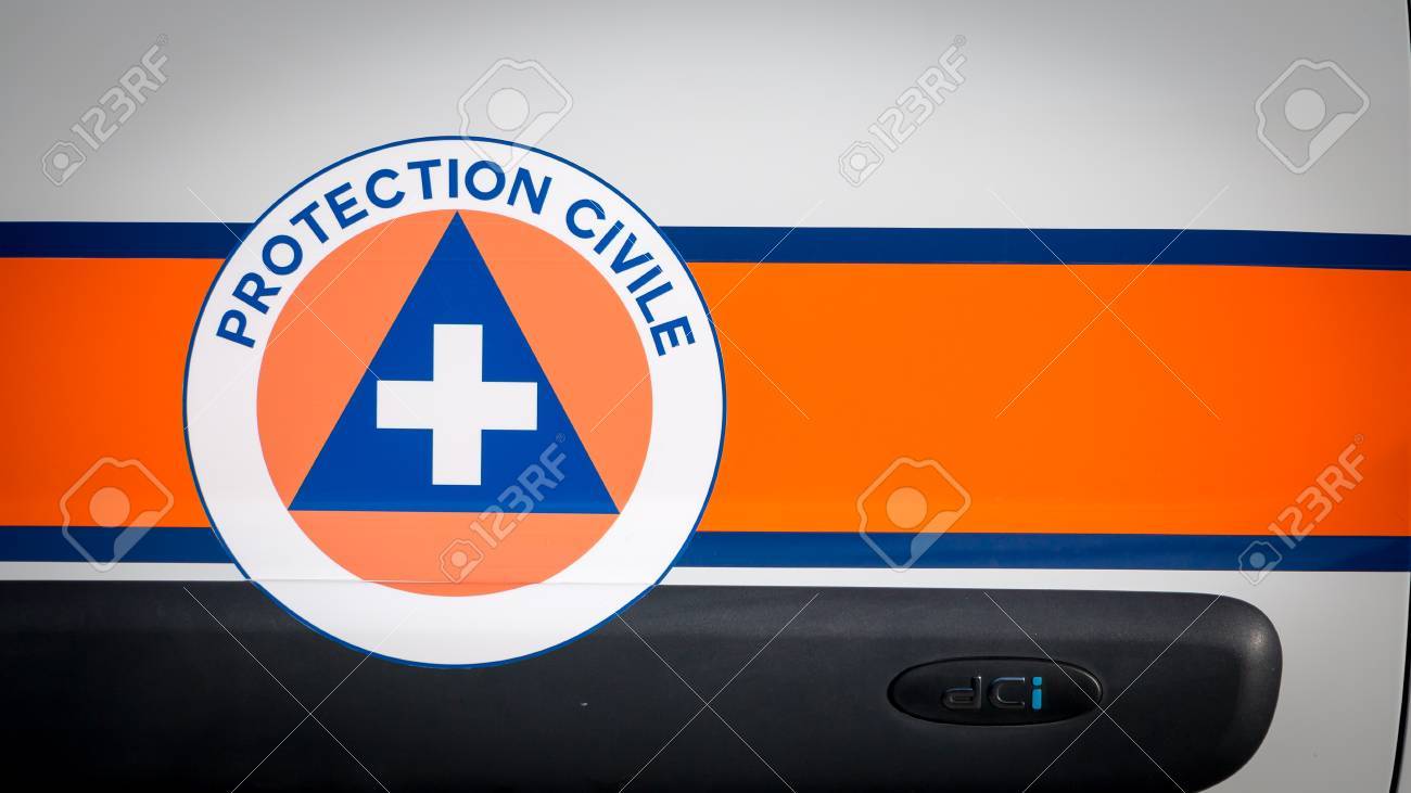 Brã Tignolles Sur Mer France 30 Avril 2016 Un Véhicule De La Protection Civile Française Est Présente Sur Les Courses à Pied Course Des Deux