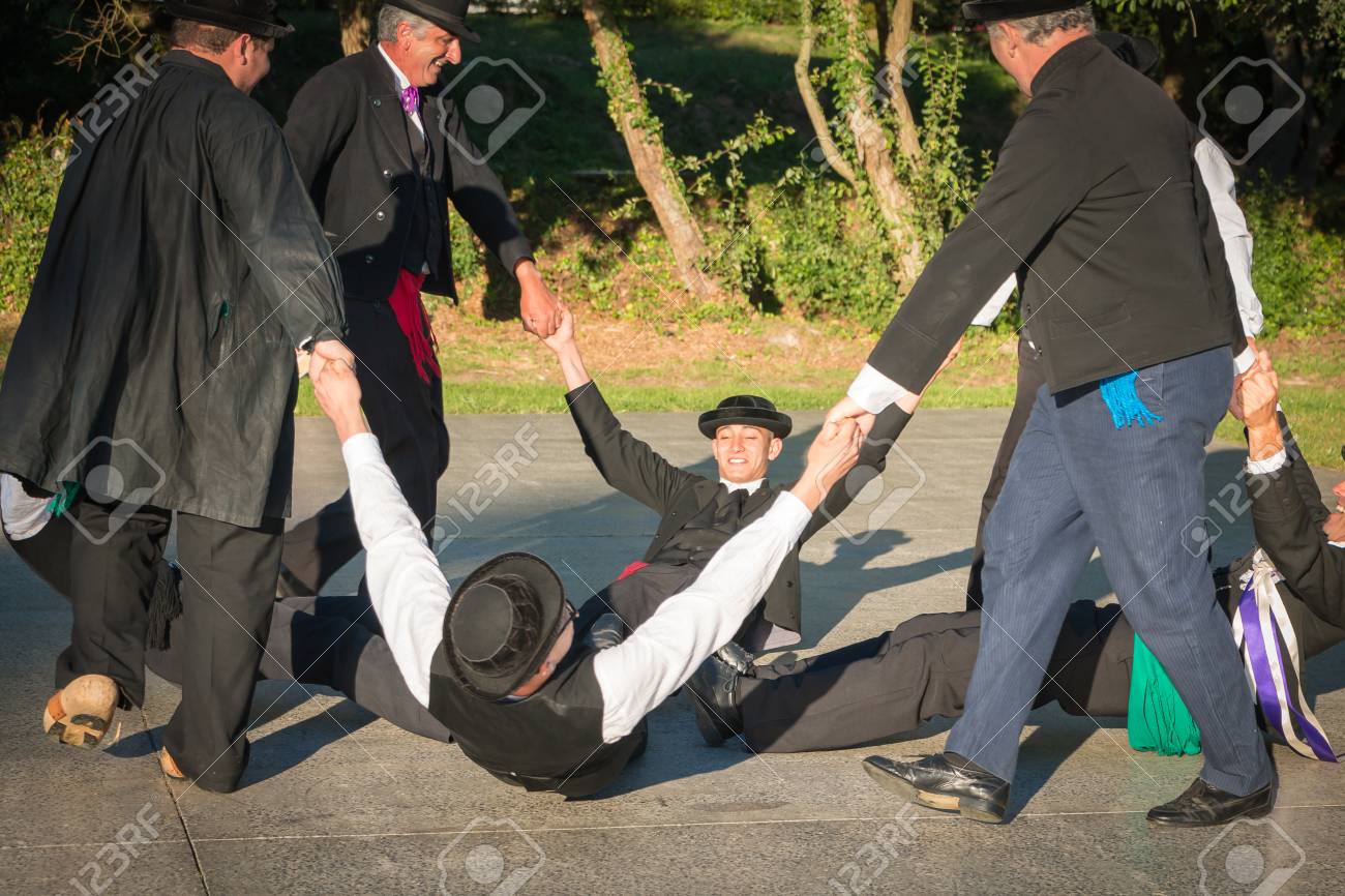 ブレム シュル メール フランス 2016 年 7 月 9 日 結婚式を祝うフランスの伝統舞踊劇団ヴァンデ地方のショー の写真素材 画像素材 Image 60600354