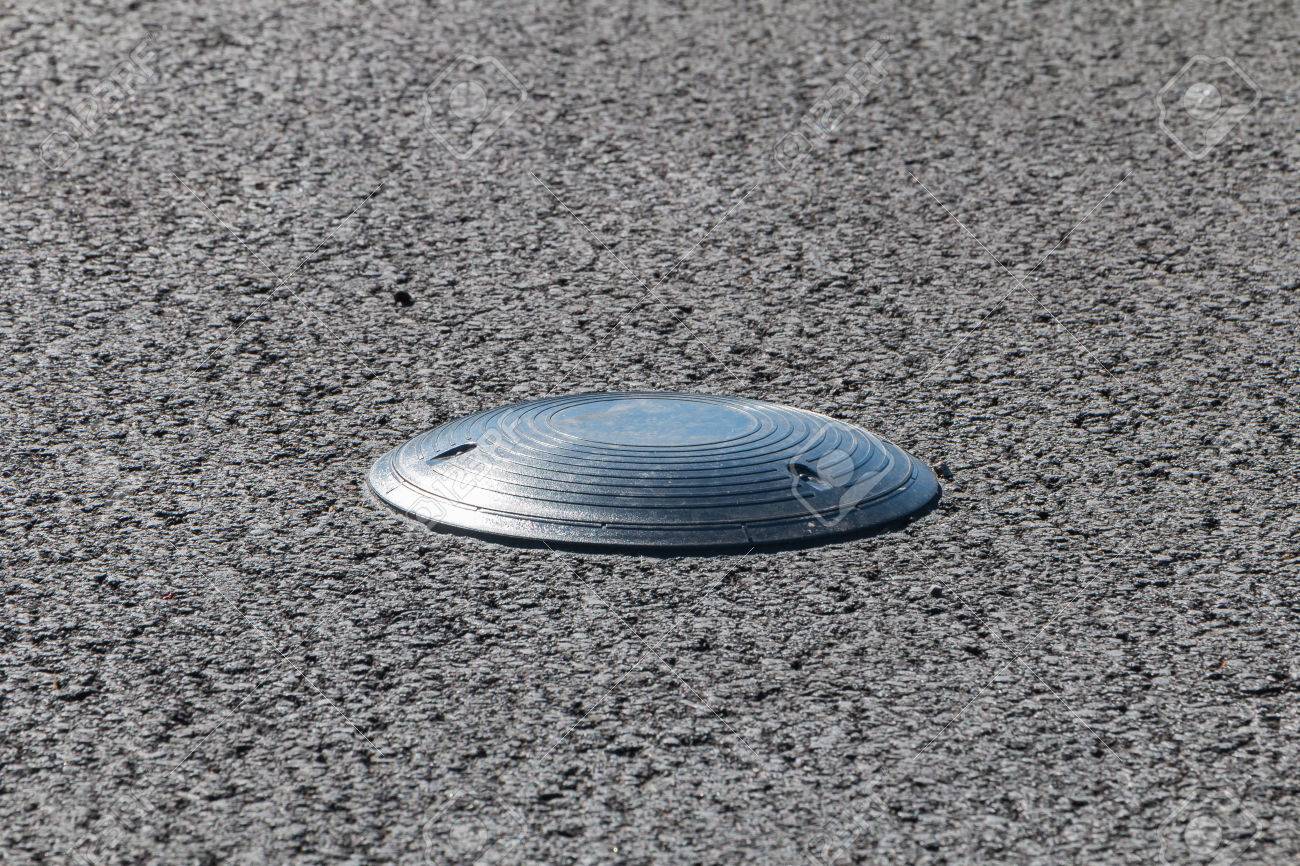 Sensor De Electromagnético Para Indicar Donde El Estacionamiento Abierto Encuentra En Las Calles Fotos, Retratos, Imágenes Fotografía De Archivo Libres De Derecho. Image 62768293.