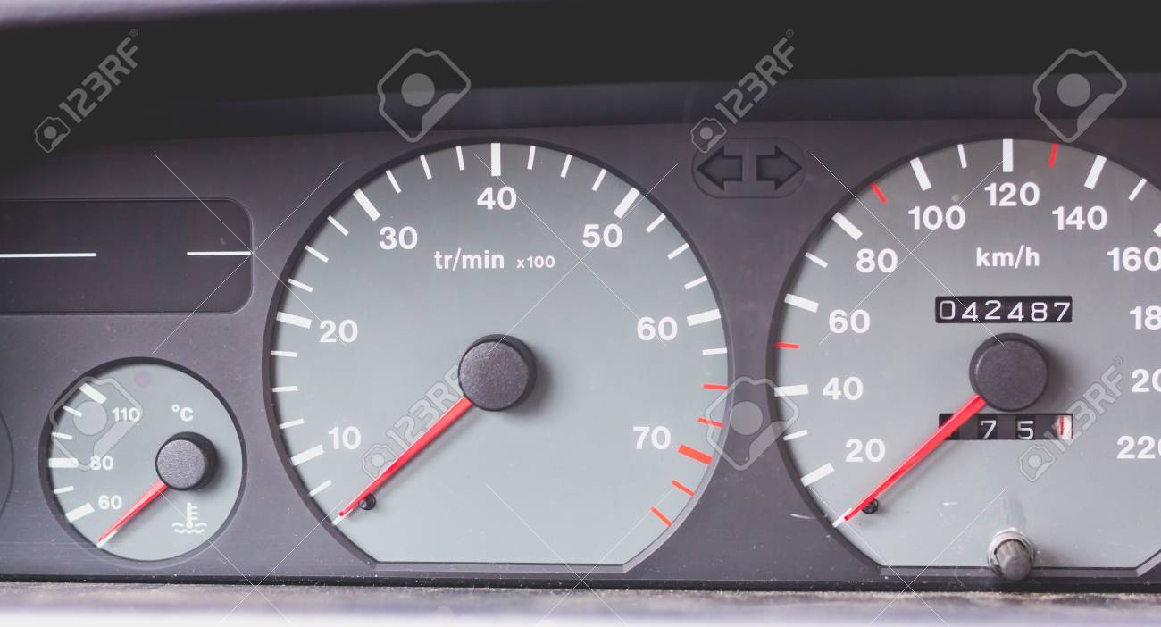 スピード メーター タコメーター 燃料計 温度制御と九 年代の古い車のダッシュ ボード の写真素材 画像素材 Image