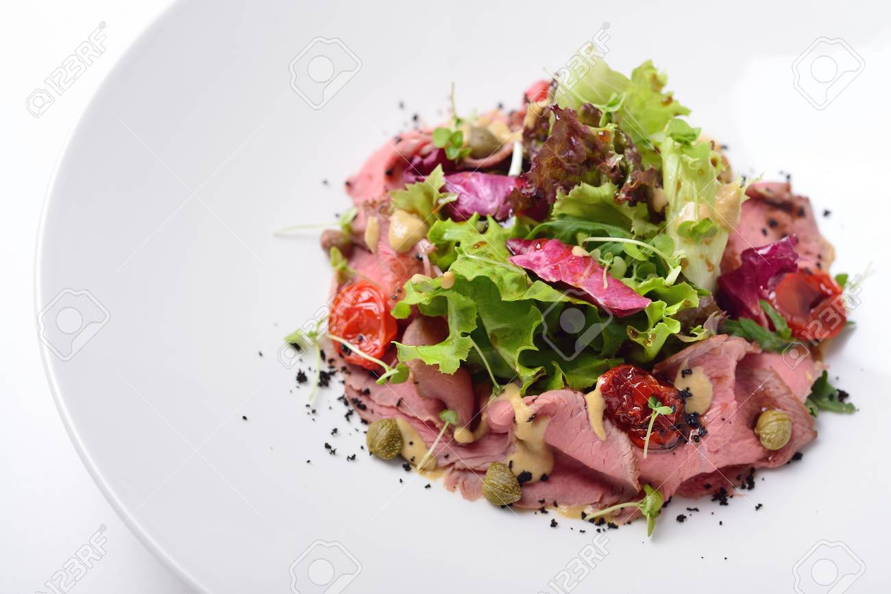 Ensalada Con Carne De Res Atún Y Salsa De Anchoas Aislado Fotos Retratos Imágenes Y Fotografía De Archivo Libres De Derecho Image 67719261