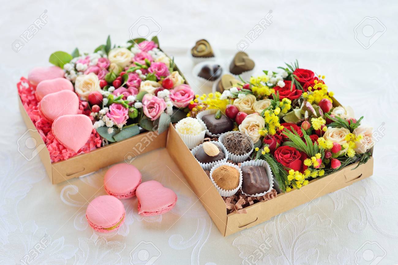 お菓子のマカロン チョコレートと花 2 つのギフト ボックス の写真素材 画像素材 Image