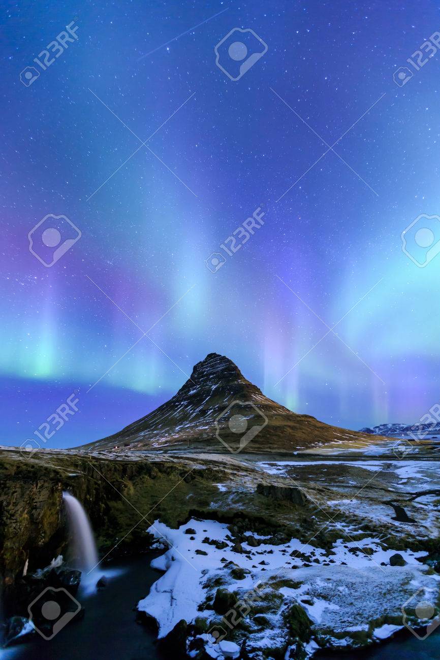 山 Kirkjufell アイスランドのオーロラ の写真素材 画像素材 Image