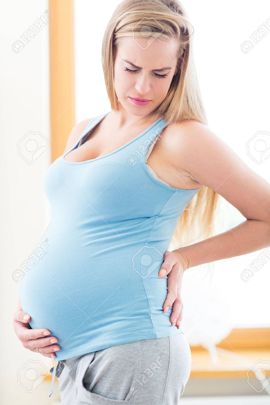 背中の痛みを持っている妊娠中の女性 の写真素材 画像素材 Image