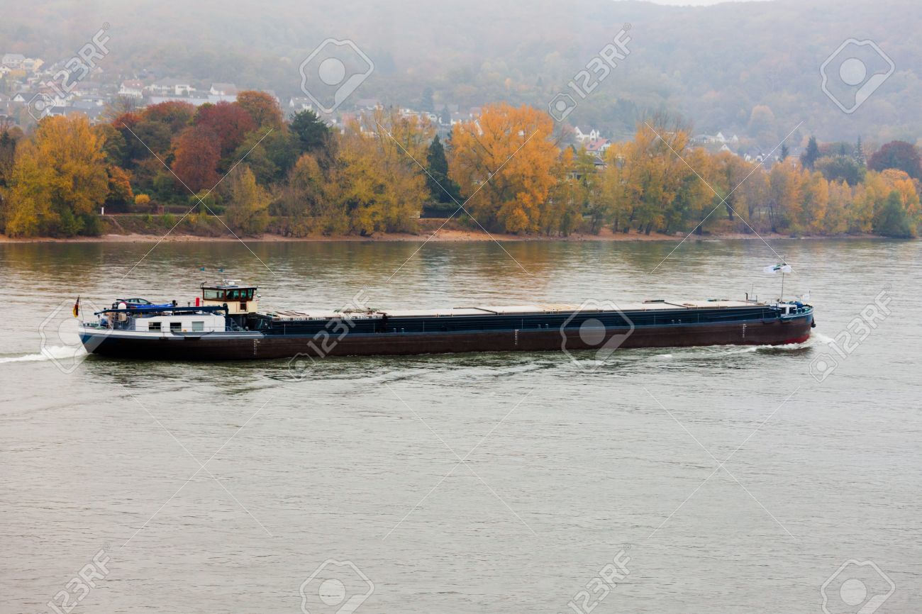 水路川ライン秋のばら積み貨物船はしけ秋色風景海岸 北のラインウエストファーレン ドイツ ヨーロッパ の写真素材 画像素材 Image