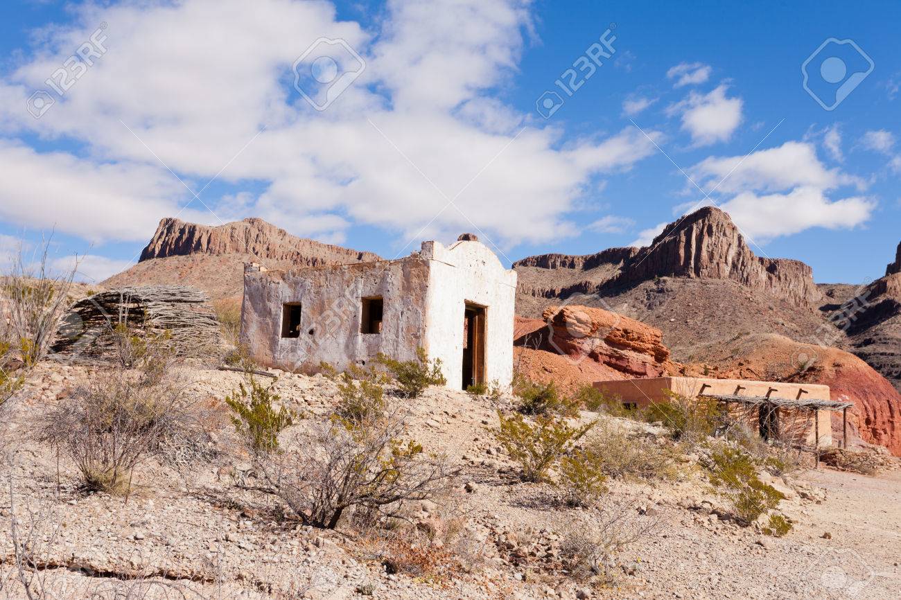 アメリカ、テキサス州南西部のカラフルな熱い岩の砂漠のアドービ建築の建物捨てられた牧場労働者の小屋の写真素材・画像素材 Image 50005288