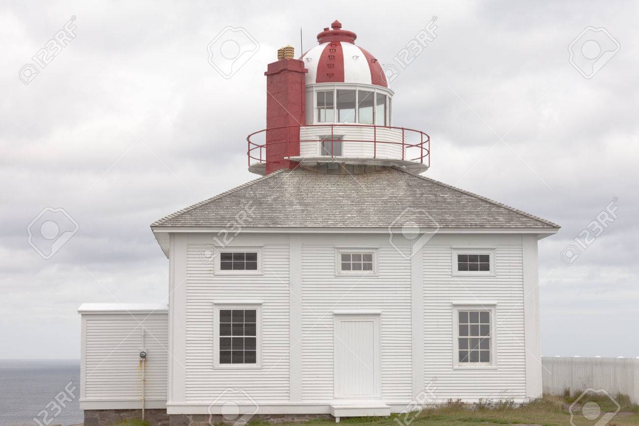 美しい木造建築の古い博物館灯台岬槍灯台ナショナル ヒストリック サイト カナダ ニューファンドランド ラブラドール州の大西洋の州 オランダ カナダ Cd の最も東の場所で の写真素材 画像素材 Image
