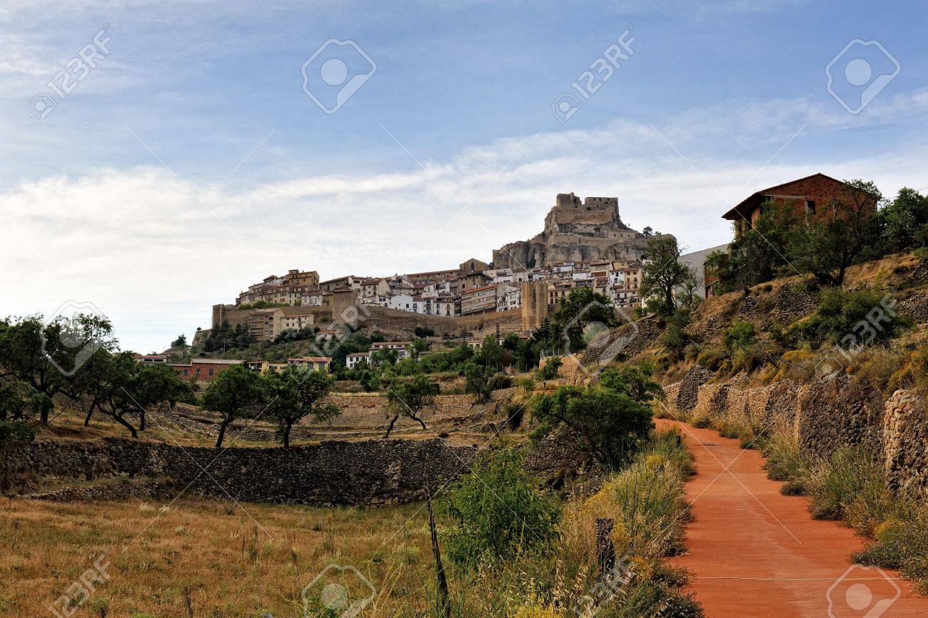 Immagini Stock Morella In Spagna Paesaggio Con Strada Rurale Con Il Castello E La Citta Come Sfondo Image 14586315