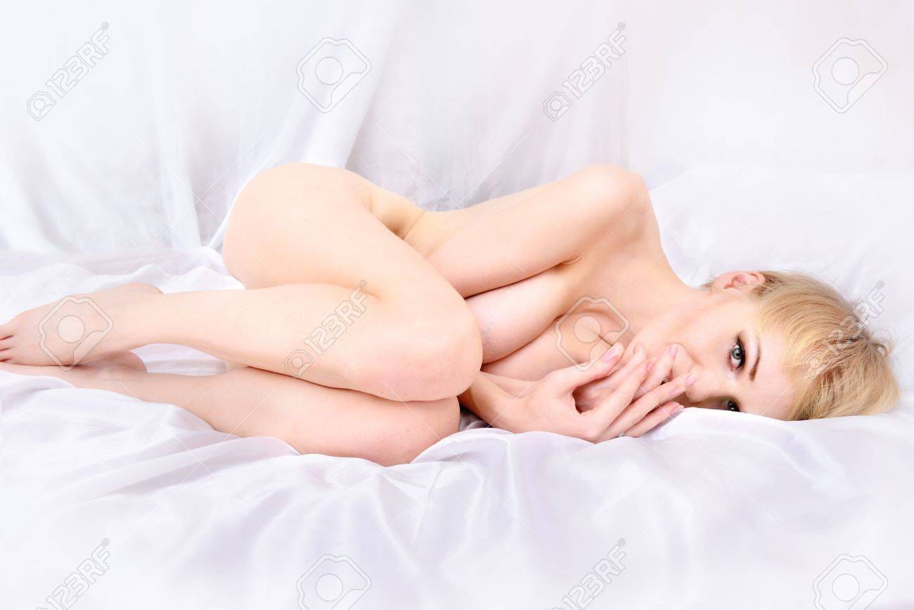 ベッドに横たわるヌード ベッドの上に横たわる美しい金髪の裸の女性の写真素材・画像素材 Image 22004932