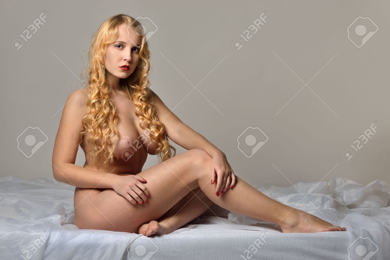 Beyaz Yatakta Oturan Güzel Çıplak Seksi Sarışın Kadın. Royalty Free Stok  Fotoğraf, Resimler, Görseller ve Stok Fotoğrafçılık. Image 38985204