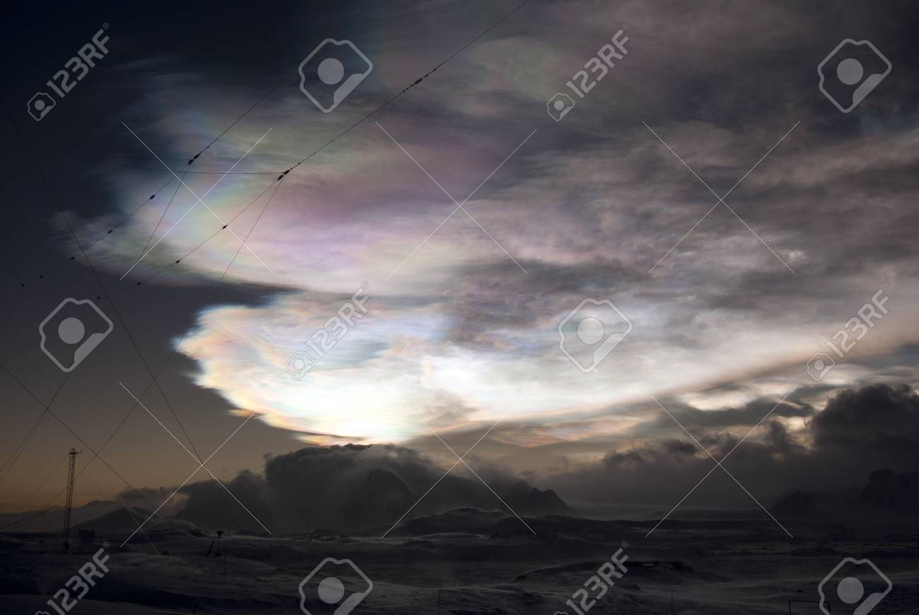 南極半島冬の夜の山の上の真珠母雲 の写真素材 画像素材 Image 南極半島冬の夜の山の上の真珠母雲 の写真素材 画像素材 Image