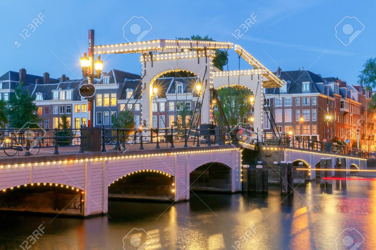 夜スキニー ブリッジ マヘレの跳ね橋 アムステルダム オランダ の写真素材 画像素材 Image
