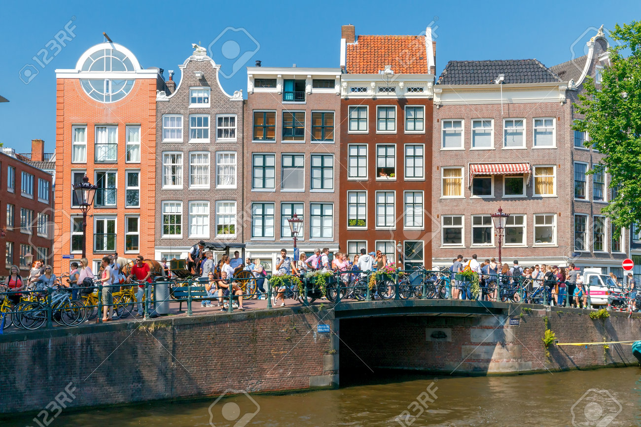 アムステルダム オランダ 16 年 8 月 27 日 伝統的なオランダの運河沿いの家します 主な観光地 の写真素材 画像素材 Image アムステルダム オランダ 16 年 8 月 27 日 伝統的なオランダの運河沿いの家します 主な観光地 の写真素材 画像素材 Image