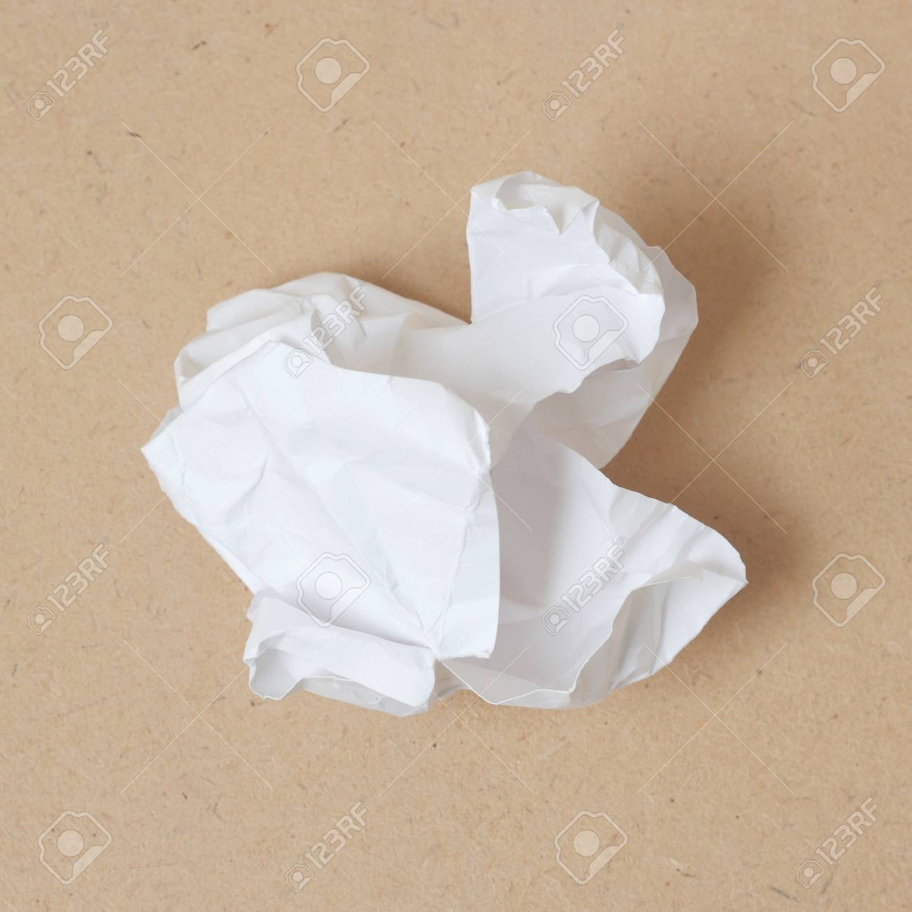 木材の背景に紙を丸めてボール の写真素材 画像素材 Image