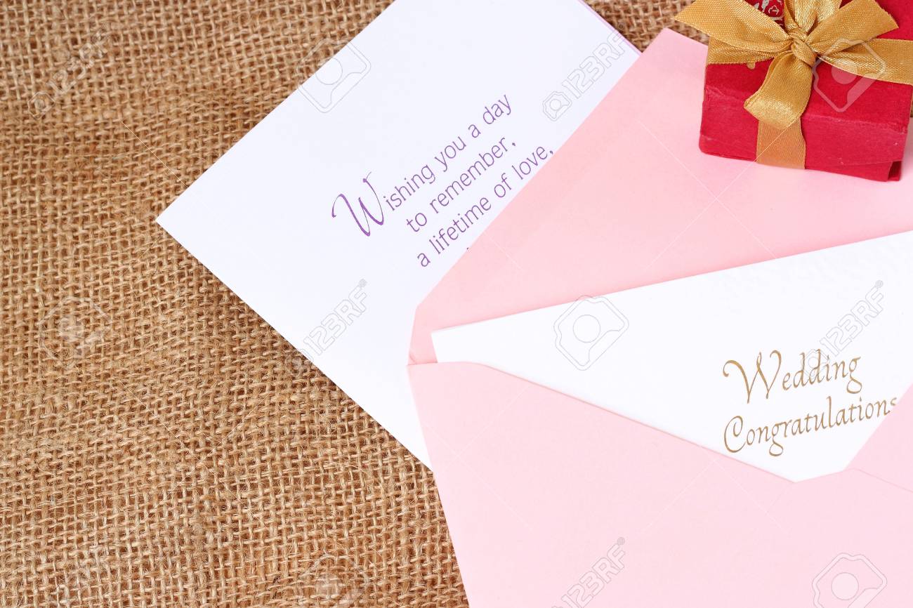 結婚祝いのカードを開いている封筒 装飾的なテキストのカード デザインをレタリング文字体裁 の写真素材 画像素材 Image