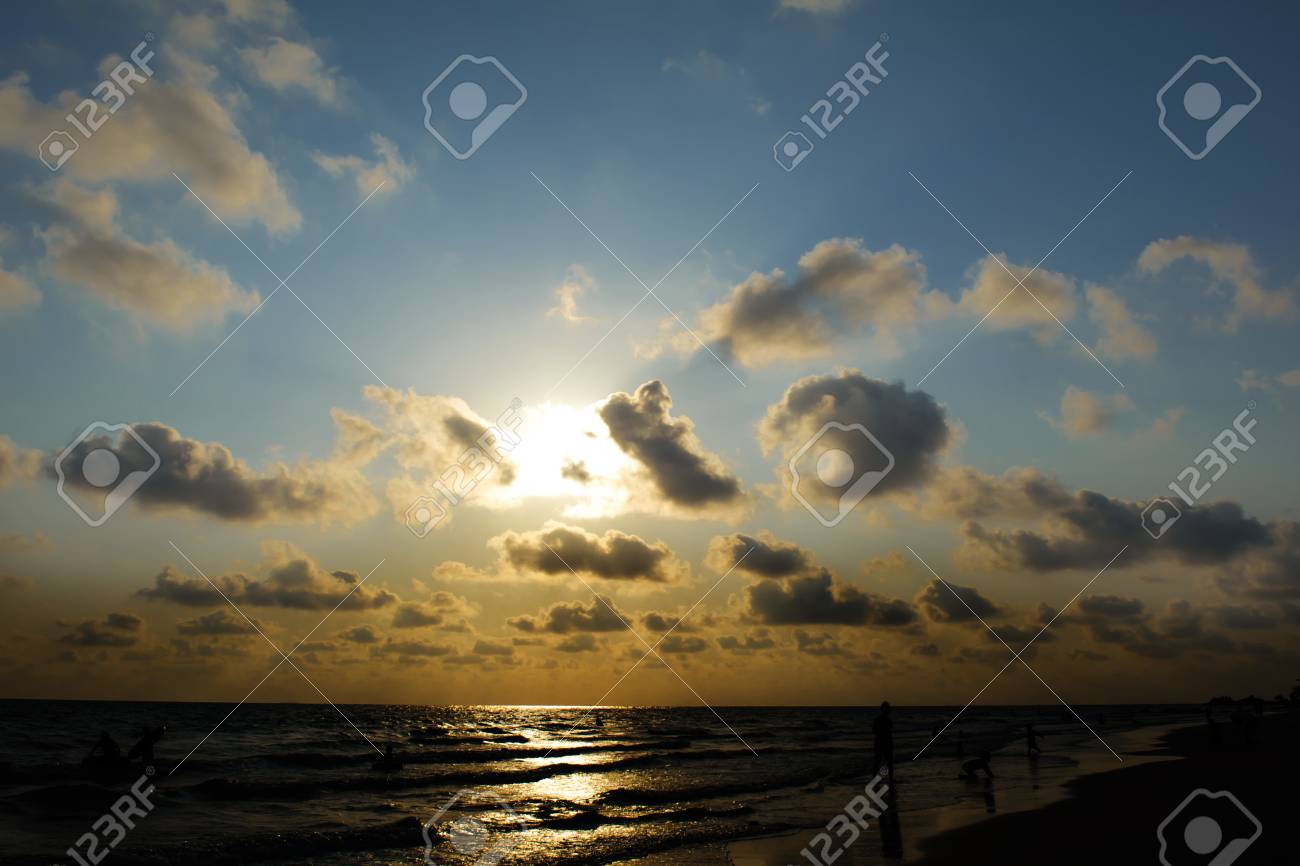 シルエットの人がビーチで夕日海で楽しむ の写真素材 画像素材 Image