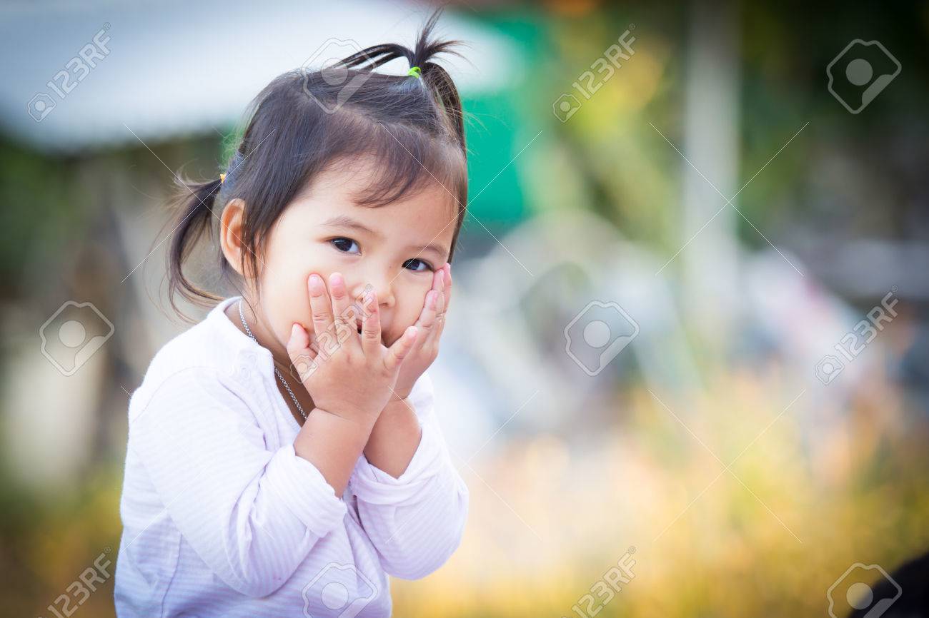 かわいい彼女の顔と笑顔を保持しています の写真素材 画像素材 Image