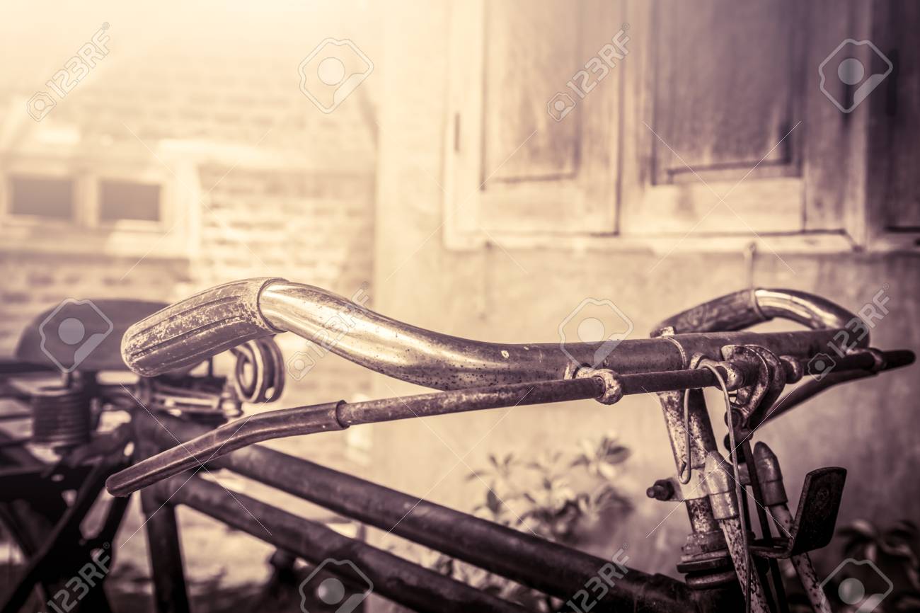 ヴィンテージ色のトーンでクローズ アップ古いさびた自転車ハンドル