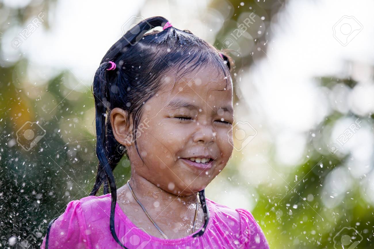 かわいいアジアの子少女水のしぶきをしたり お風呂を楽しんで外で の写真素材 画像素材 Image 2366