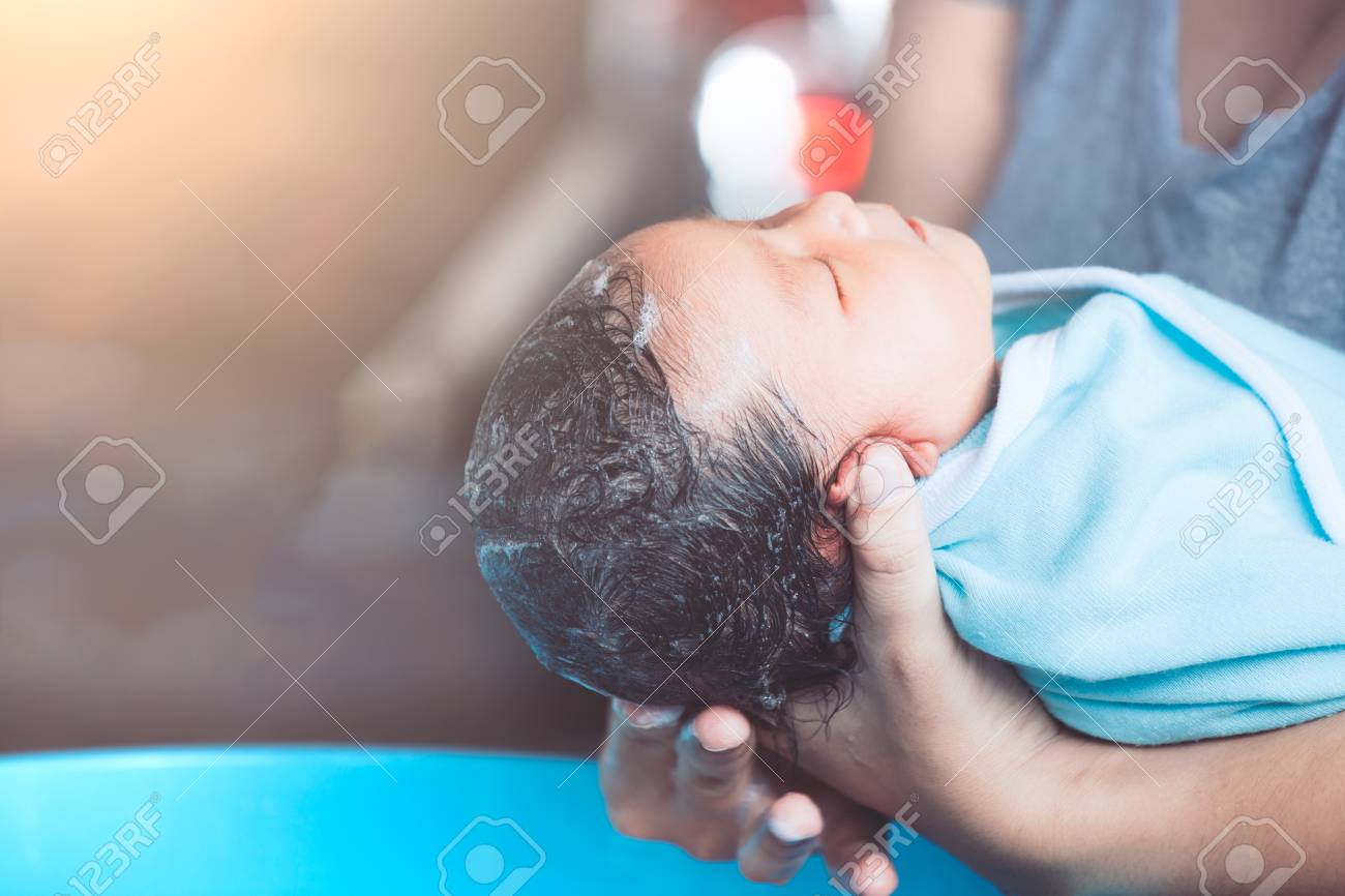 Mignon Bebe Nouveau Ne Asiatique Prendre Un Bain Maman Nettoie Ses Cheveux De Bebe Banque D Images Et Photos Libres De Droits Image 4542