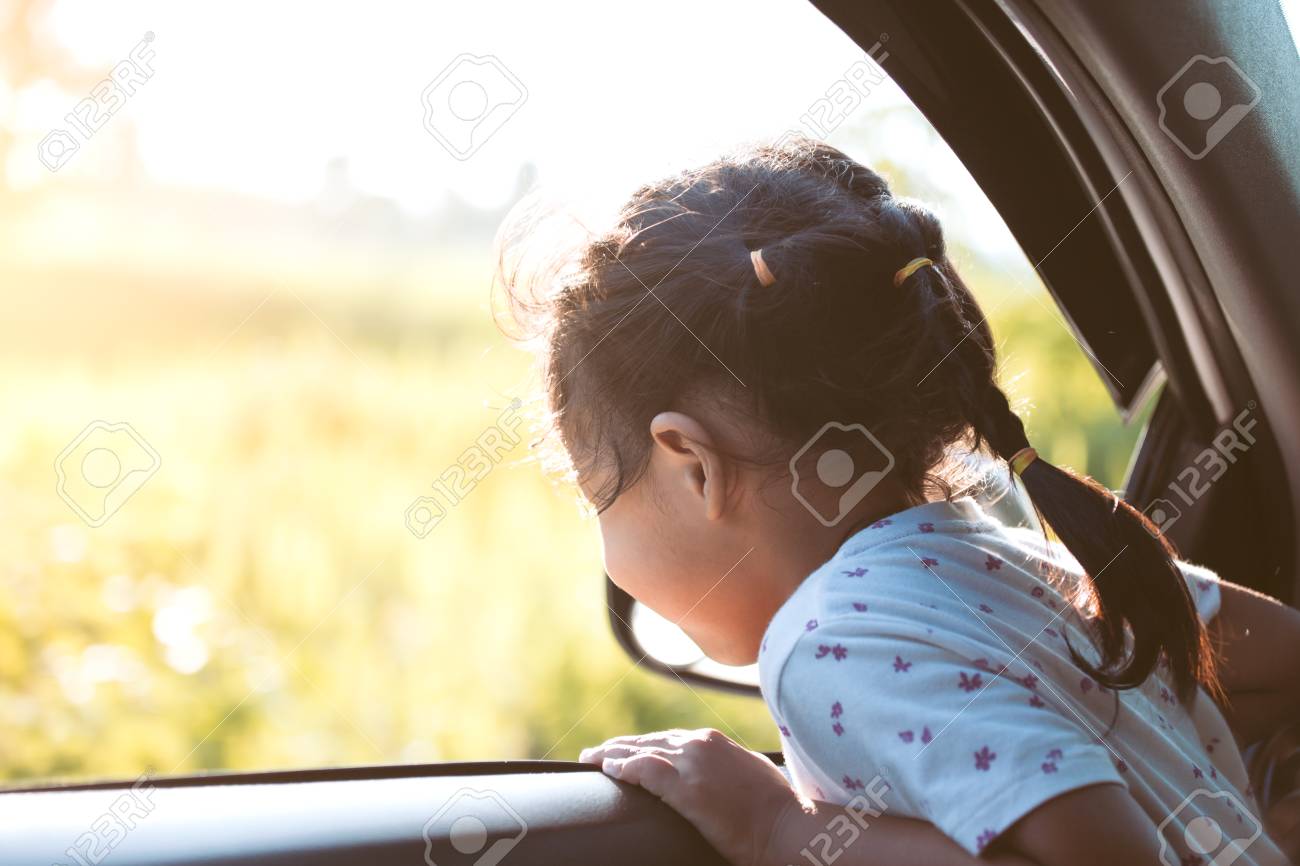 かわいいアジアの子供女の子車で旅行し ヴィンテージ色のトーンでは田舎で車の窓から外を見て の写真素材 画像素材 Image かわいいアジアの子供女の子車で旅行し ヴィンテージ色のトーンでは田舎で車の窓から外を見て の写真素材 画像素材 Image