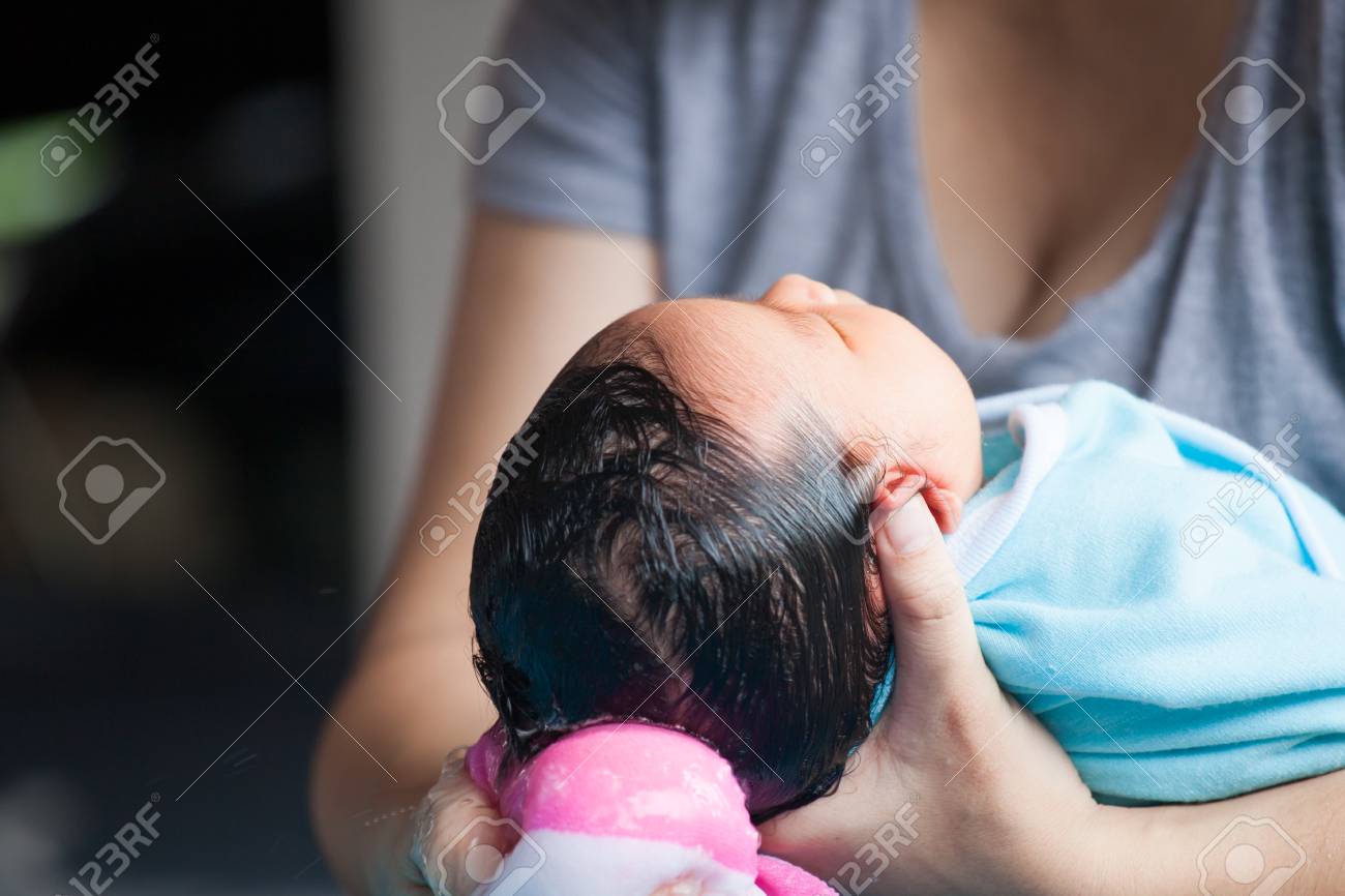 Mignon Bebe Nouveau Ne Asiatique Prendre Un Bain Maman Nettoie Ses Cheveux De Bebe Avec Une Eponge Banque D Images Et Photos Libres De Droits Image 5259