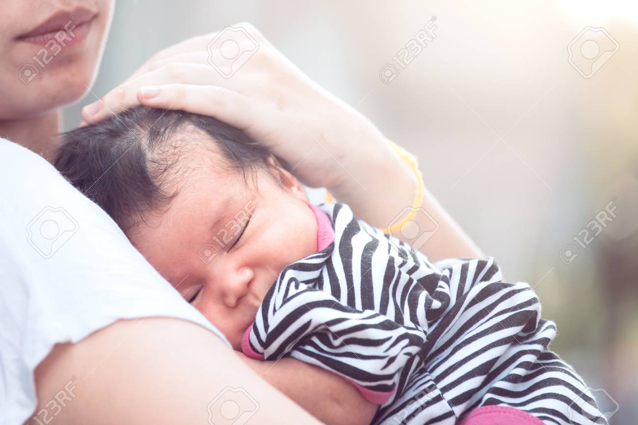 かわいいアジアの新生児の女の子は 母親の胸の上に眠っています 若い母親が優しさで赤ちゃんを抱きしめる の写真素材 画像素材 Image かわいいアジアの新生児の女の子は 母親の胸の上に眠っています 若い母親が優しさで赤ちゃんを抱きしめる の写真素材 画像素材 Image