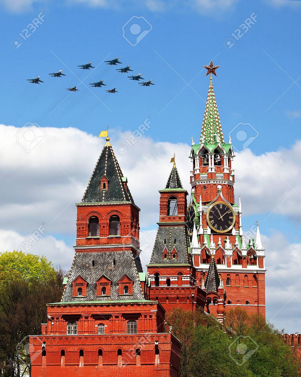 モスクワのクレムリンの塔上空を飛ぶ軍用機 の写真素材 画像素材 Image モスクワのクレムリンの塔上空を飛ぶ軍用機 の写真素材 画像素材 Image