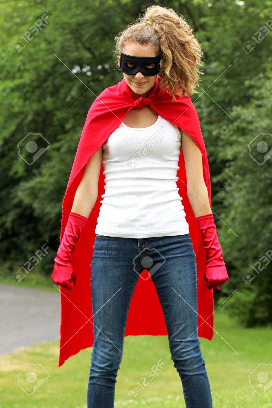 マスクと赤のスーパー ヒーローのキットとの深刻な金髪 白人女性 の写真素材 画像素材 Image