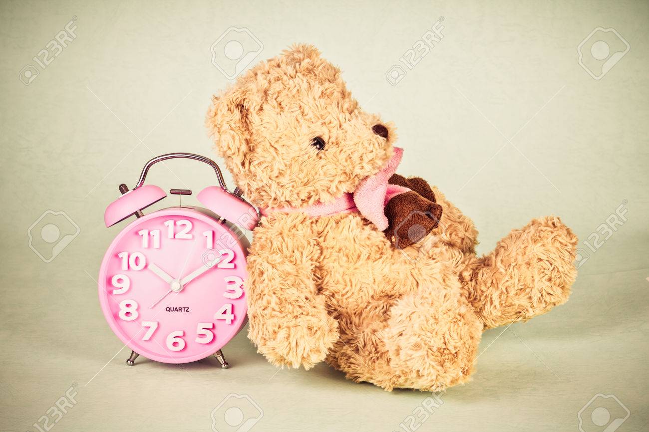 昔のレトロとビンテージ スタイル風目覚まし時計 かわいい茶色のクマのぬいぐるみ の写真素材 画像素材 Image