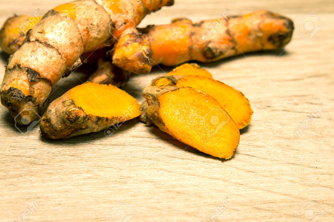 76691584-the-turmeric-roots-on-wooden-plate.jpg