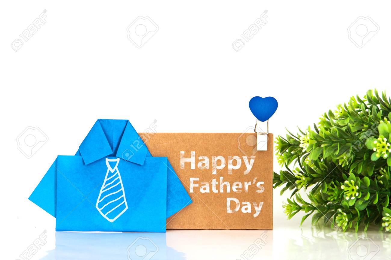Papel De Camisa De Origami Azul Con Corbata Blanca Para Dibujar A Mano Y Mensaje Del Día Del Padre Feliz En La Etiqueta De Papel Marrón, Concepto Creativo De Decoración Del Día Papel De Camisa De Origami Azul Con Corbata Blanca Para Dibujar A Mano Y Mensaje Del Día Del Padre Feliz En La Etiqueta De Papel Marrón, Concepto Creativo De Decoración Del Día