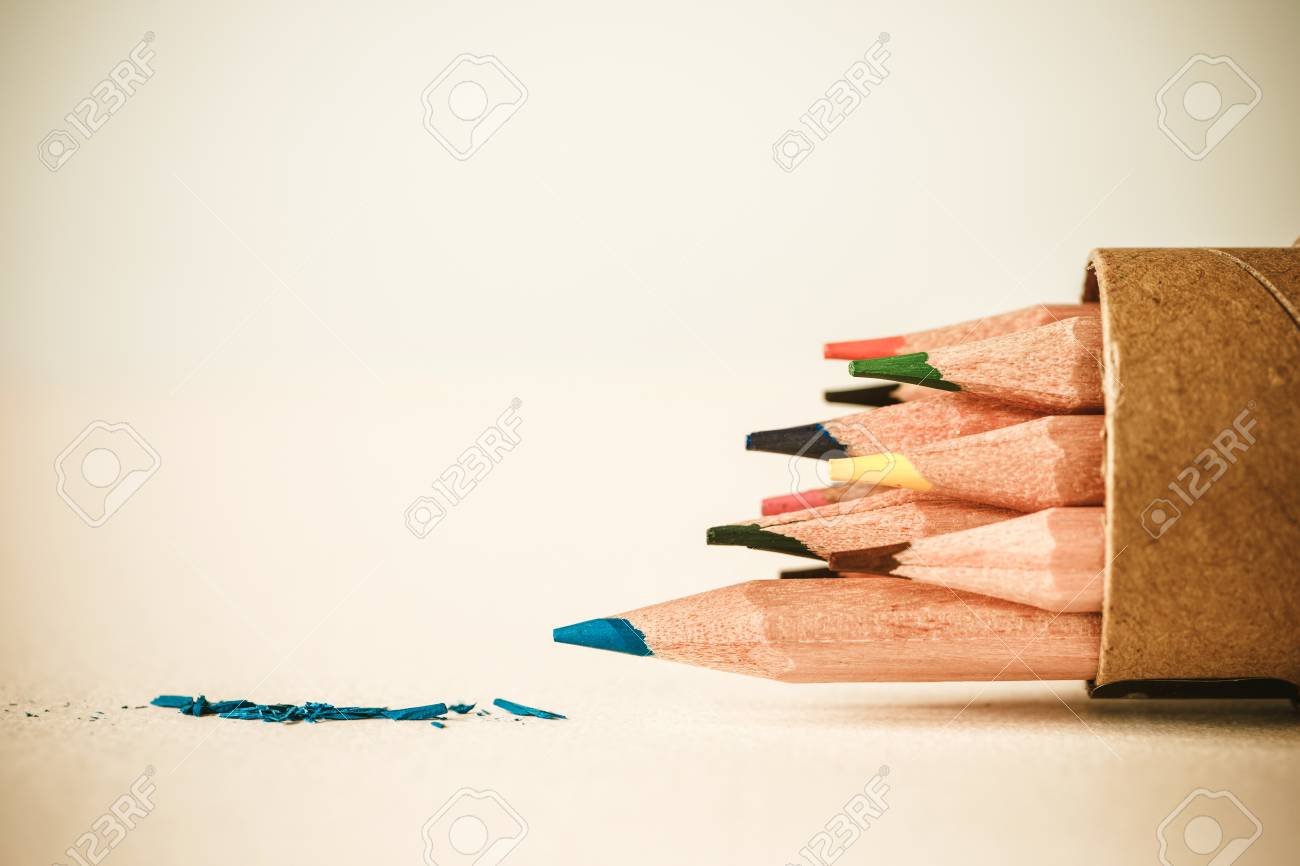Ciérrese Encima De La Cabeza Del Lápiz Del Color Azul En El Papel De Dibujo Blanco Creativo Y Comience Para Arriba El Concepto De La Idea Tono Del