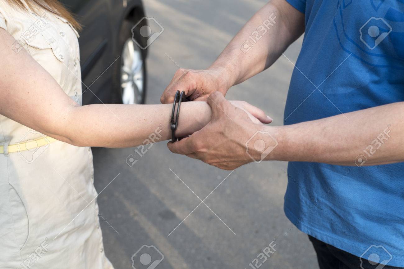 警察官による若い女性の逮捕写真 の写真素材 画像素材 Image 警察官による若い女性の逮捕写真 の写真素材 画像素材 Image
