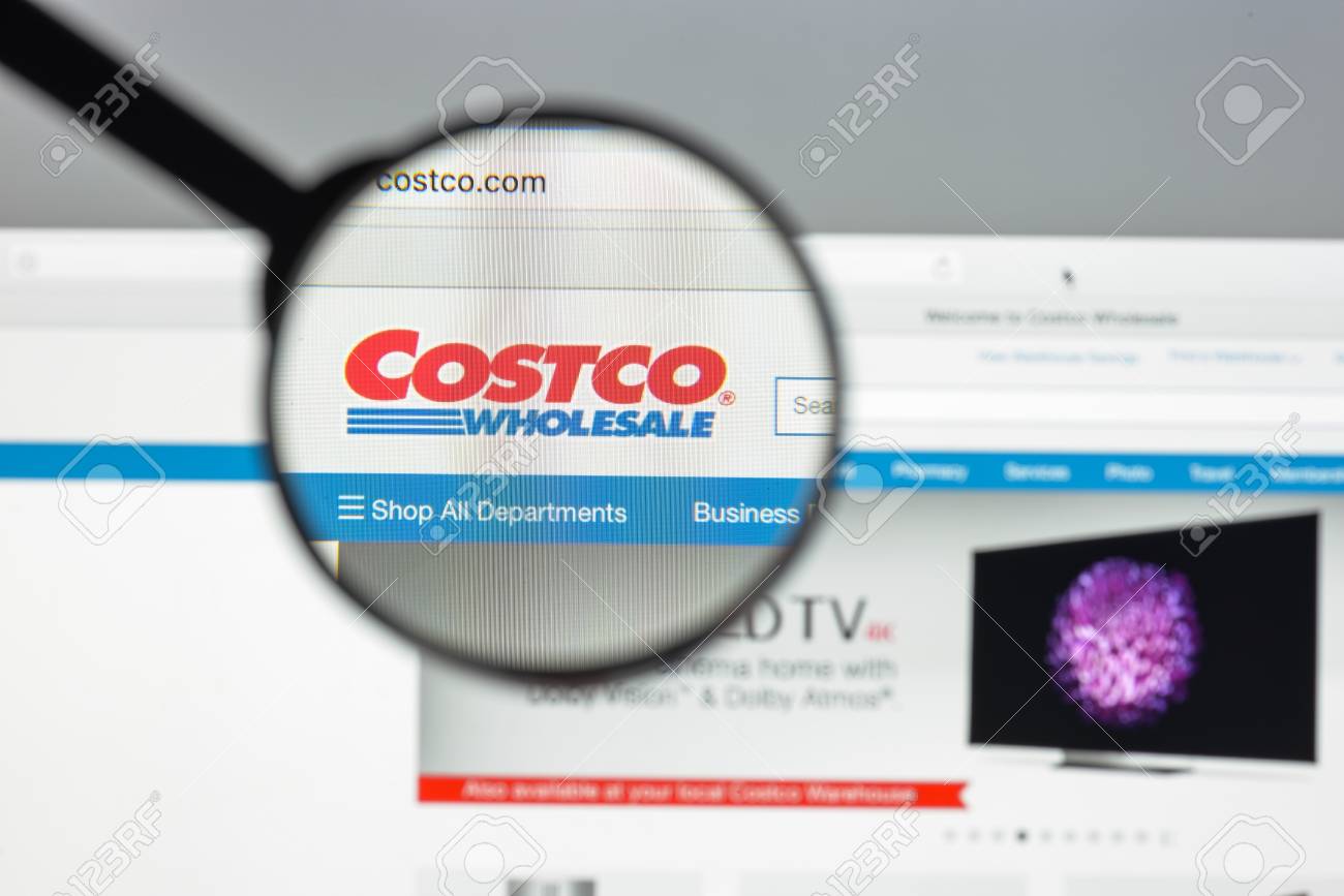 밀라노, 이탈리아 - 2017 년 8 월 10 일 : Costco.com 웹 사이트 홈페이지 미국 최대의 회원 전용 창고 클럽입니다.  코스트코 로고를 볼 수 있습니다. 로열티 무료 사진, 그림, 이미지 그리고 스톡포토그래피.