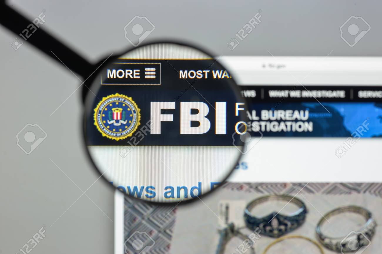 밀라노, 이탈리아 -2010 년 8 월 10 일 : Fbi 웹 사이트 홈페이지. 그것은 미국의 국내 정보 및 보안 서비스이며 주요  연방법 기관입니다. FBI 로고가 보인다. 로열티 무료 사진, 그림, 이미지 그리고