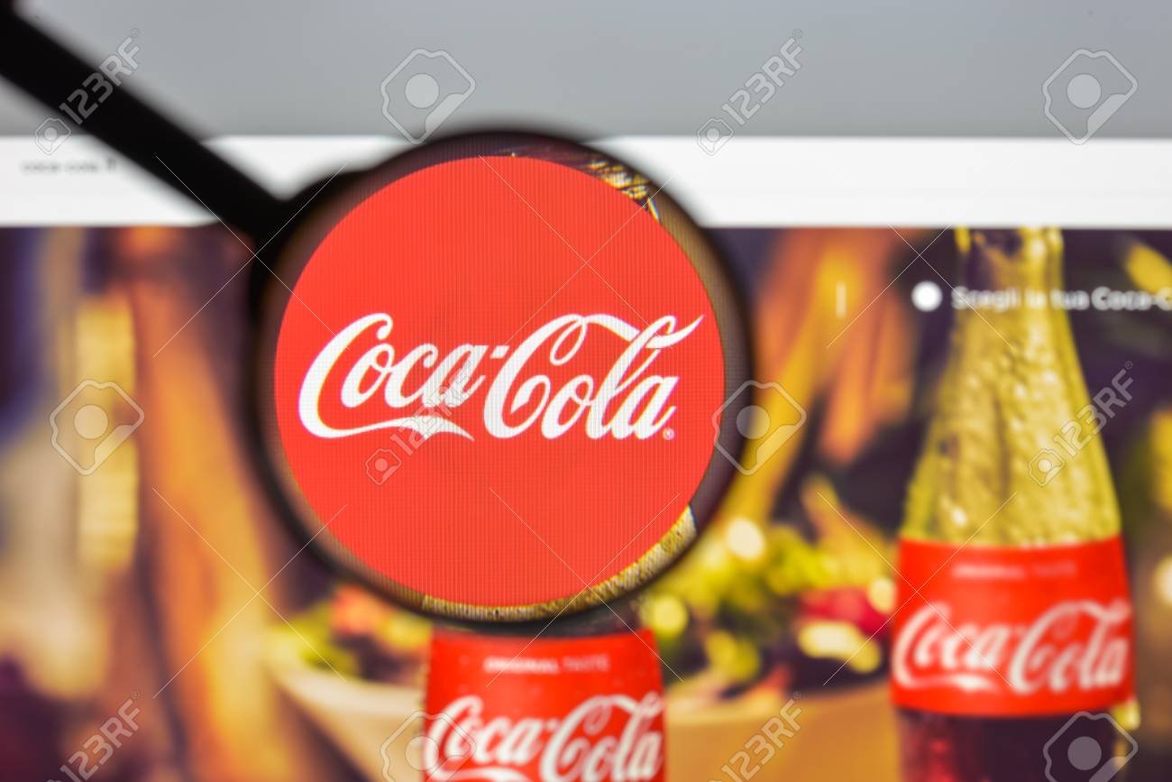 ミラノ イタリア 17 年 8 月 10 日 コカ コーラのウェブサイトのホームページ ザ コカ コーラ カンパニー プロデュース炭酸飲料です コーラのロゴが表示されています の写真素材 画像素材 Image
