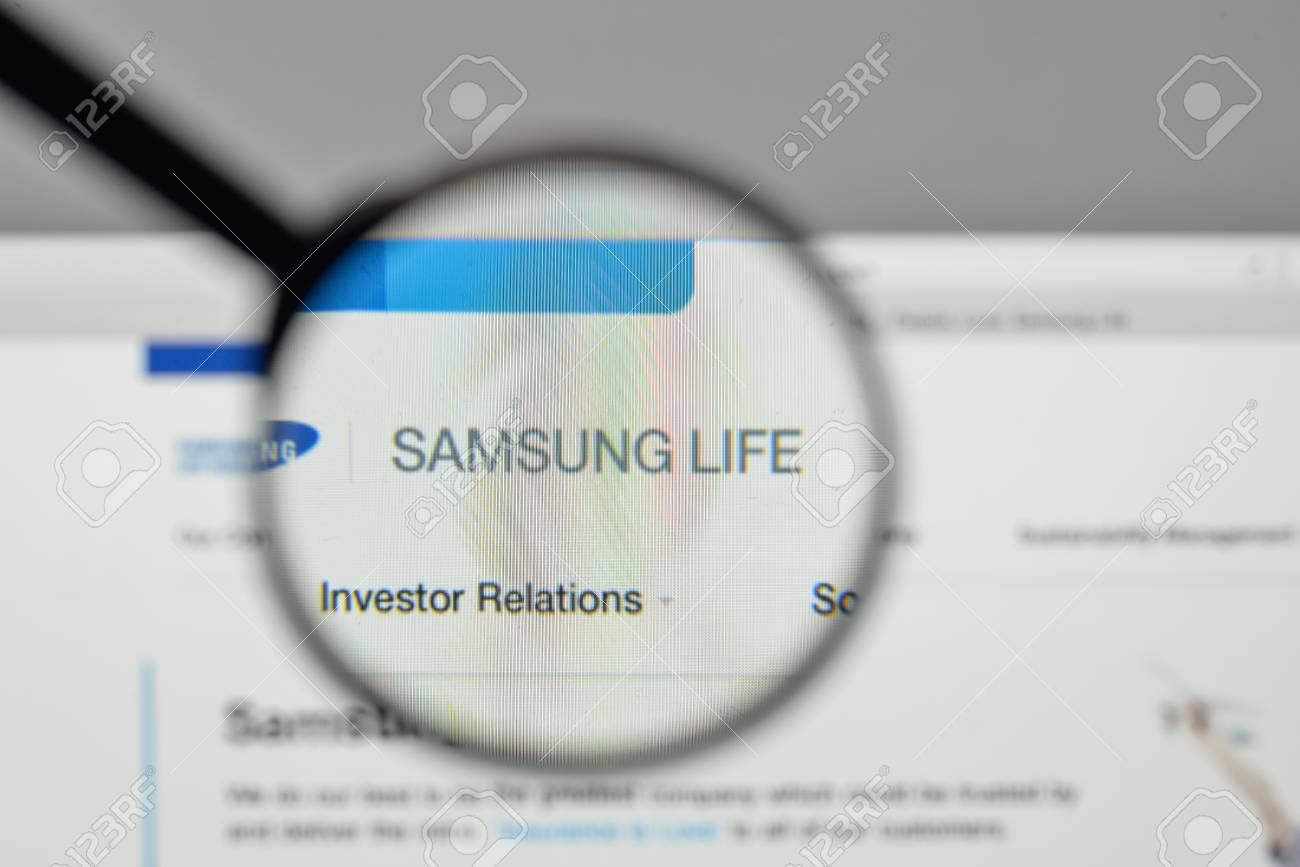 밀라노, 이태리 - 2017 년 11 월 1 일 : 삼성 생명 보험 로고가 웹 사이트 홈페이지에 있습니다. 로열티 무료 사진, 그림,  이미지 그리고 스톡포토그래피. Image 93102100