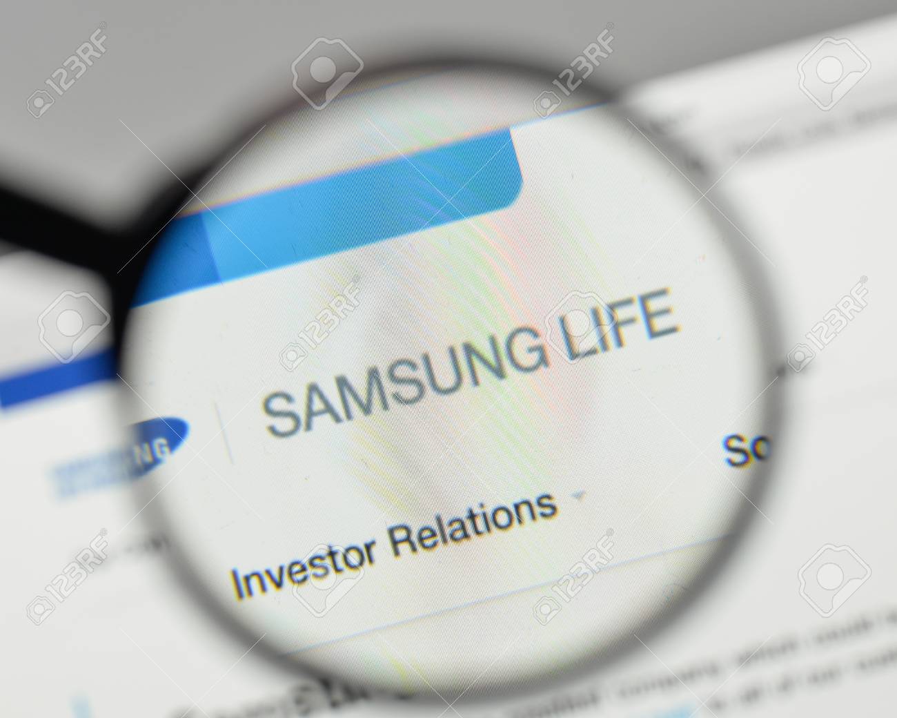 밀라노, 이태리 - 2017 년 11 월 1 일 : 삼성 생명 보험 로고가 웹 사이트 홈페이지에 있습니다. 로열티 무료 사진, 그림,  이미지 그리고 스톡포토그래피. Image 93102485