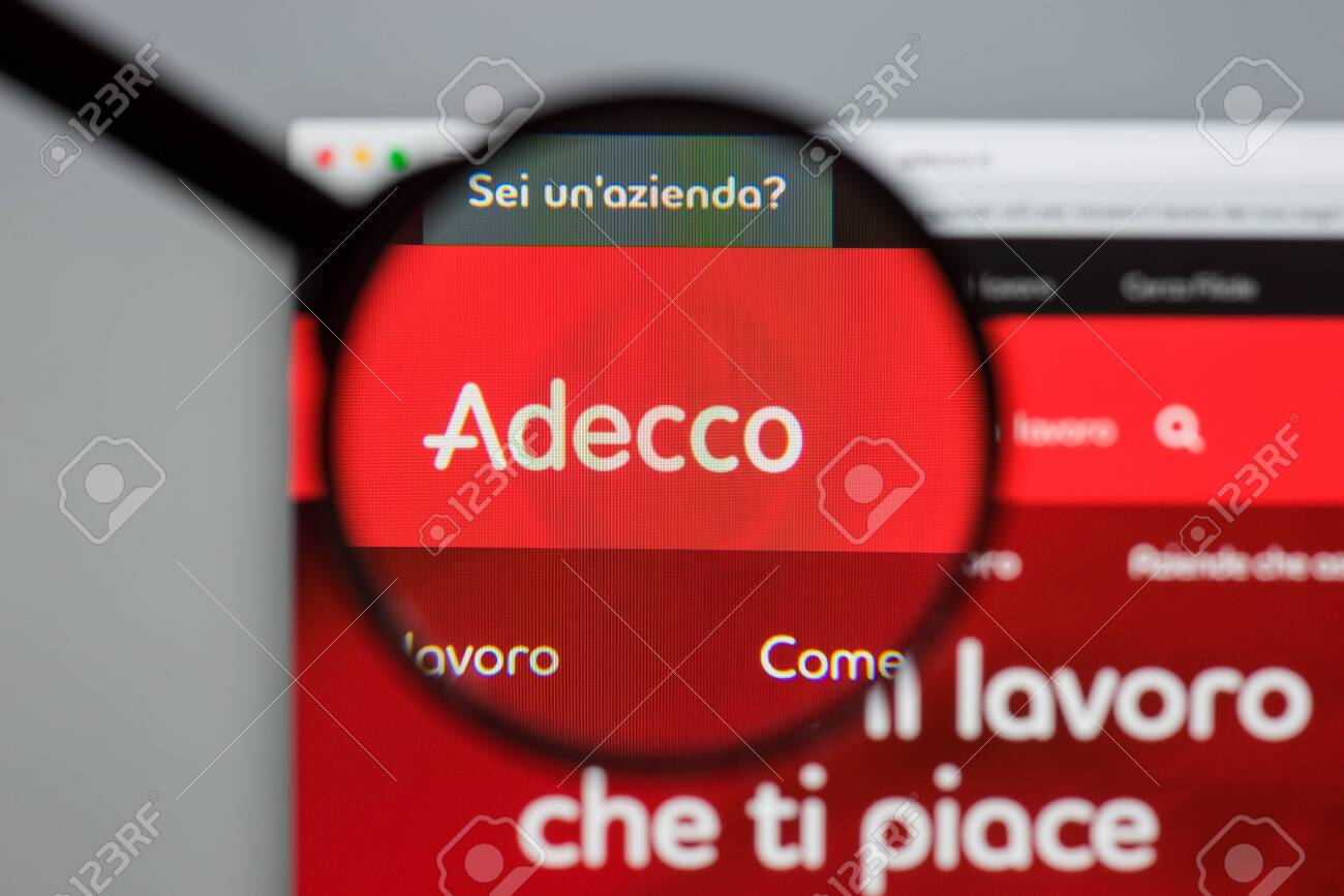イタリア、ミラノ-2017年8月10日：アデコ ウェブサイトのホームページのロゴ。の写真素材・画像素材 Image 93350170