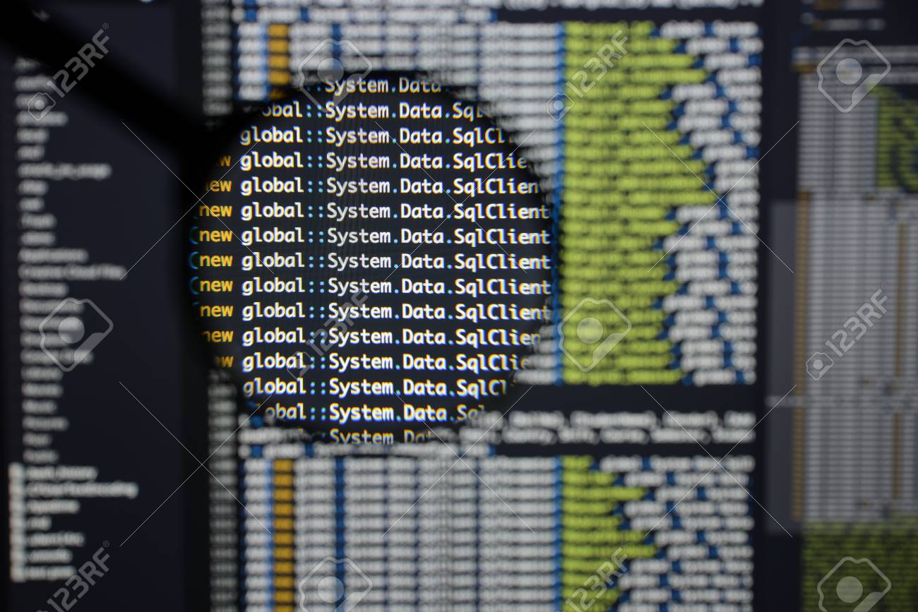 実際 C コード画面を開発します プログラミングのワークフロー抽象アルゴリズムの概念 拡大レンズの下に表示の C コードの行 の写真素材 画像素材 Image