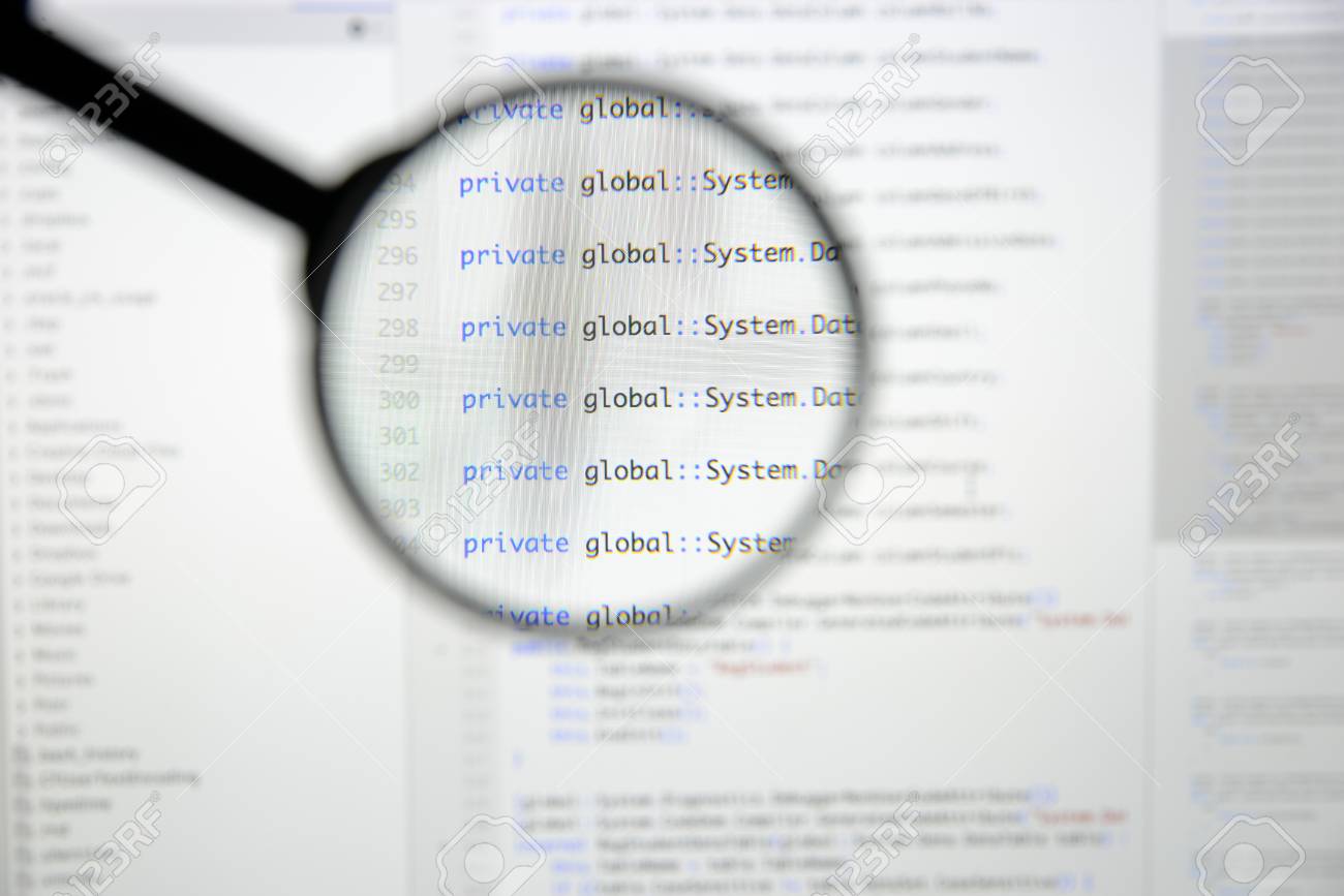 実際 C コード画面を開発します プログラミングのワークフロー抽象アルゴリズムの概念 拡大レンズの下に表示の C コードの行 の写真素材 画像素材 Image