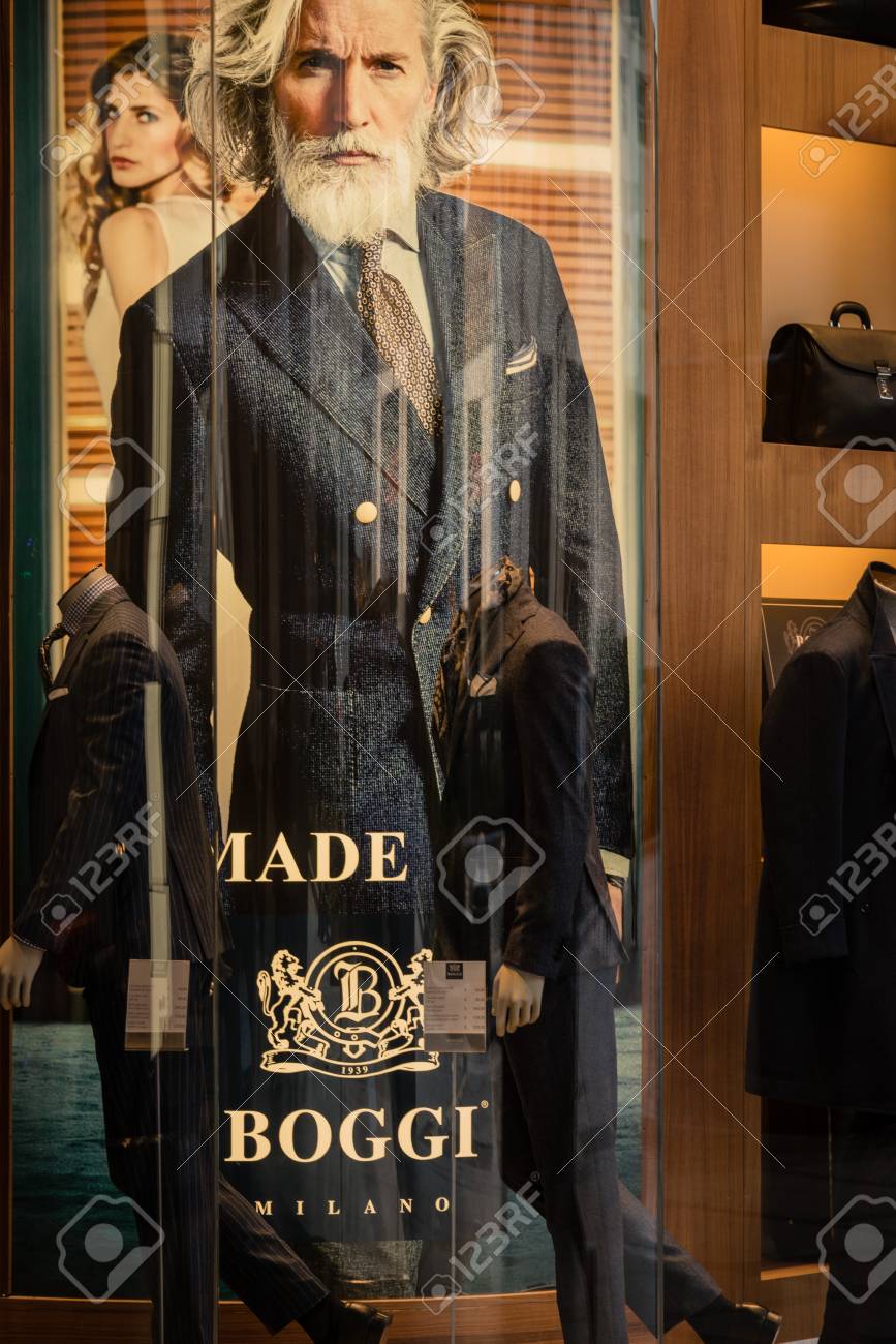 ミラノ イタリア 16年10月9日 イタリア ミラノのボギーショップの店窓と入り口 ミラノファッションウィークの数日後 17年秋冬コレクション の写真素材 画像素材 Image