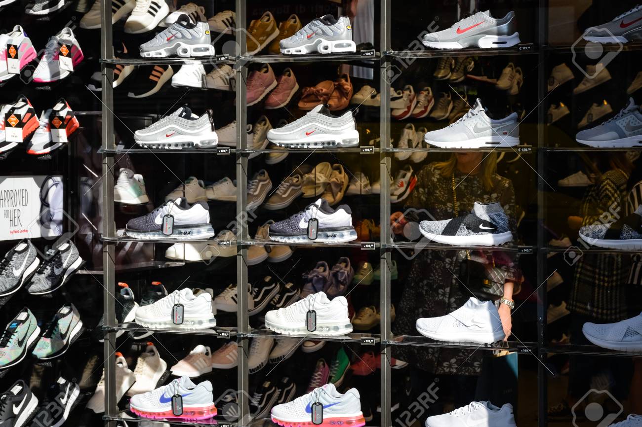 Milán, Italia - 24 De Septiembre De 2017: Tienda Foot Locker En Semana De La Moda De Compras Fotos, Retratos, Imágenes Y Fotografía De Archivo Libres De Derecho. Image 93825710.