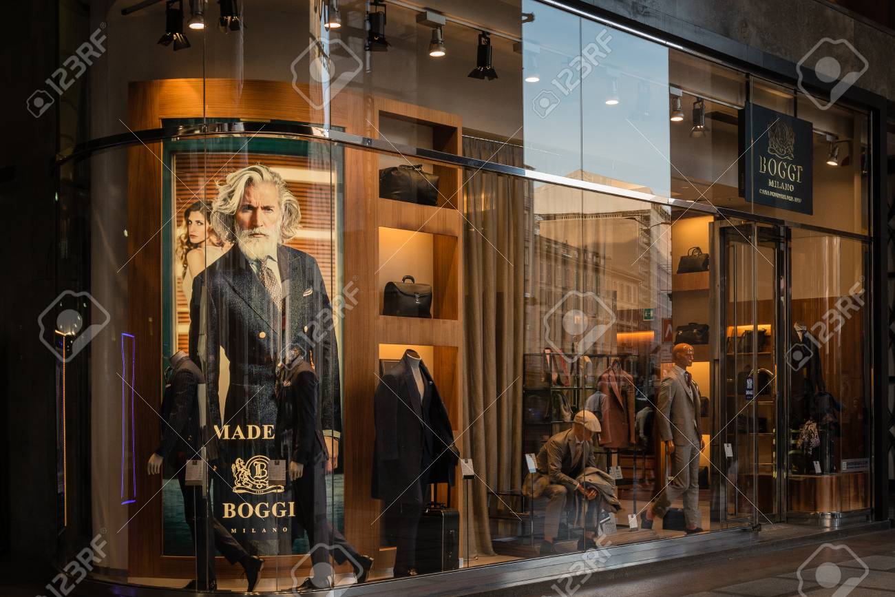 ミラノ イタリア 16年10月9日 イタリア ミラノのボギーショップの店窓と入り口 ミラノファッションウィークの数日後 17年秋冬コレクション の写真素材 画像素材 Image