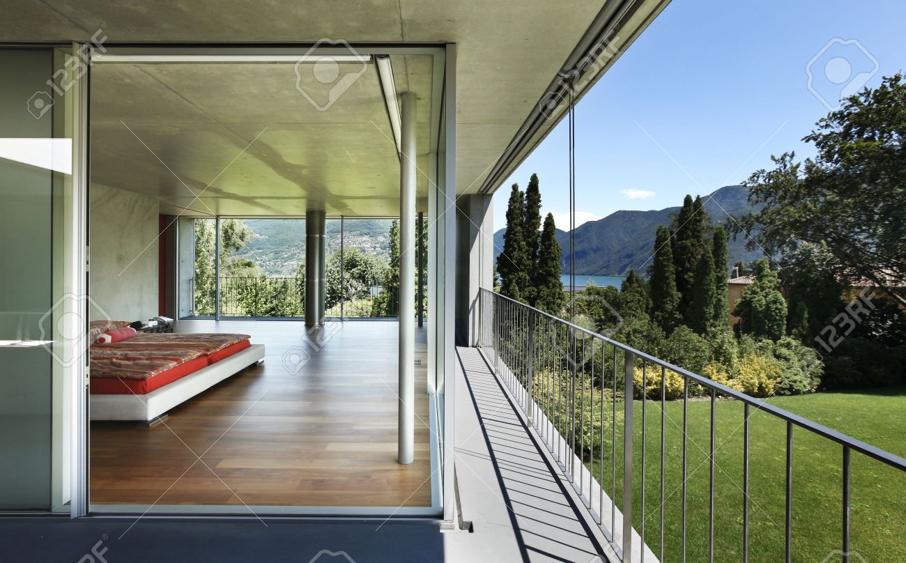 Modern huis interieur, uitzicht vanaf balkon, slaapkamer royalty ...
